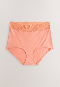 Ropa interior femenina de talle alto en color melocotón con cinturilla ancha de encaje floral, tela de algodón suave y aperturas básicas en las piernas sobre un fondo claro.