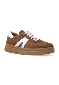 Braune Wildleder-Sneaker mit weißen Akzenten, Schnürdesign und einer strukturierten, hellbraunen Außensohle. Verfügt über ein auffälliges Seitensymbol und einen gepolsterten Kragen.