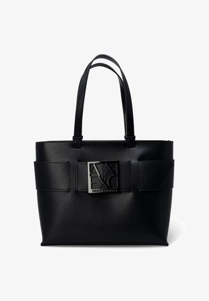 Borsa a tracolla nera realizzata in materiale sintetico testurizzato, con due manici e una vistosa placca con logo nero sulla parte anteriore, caratterizzata da un design piatto.