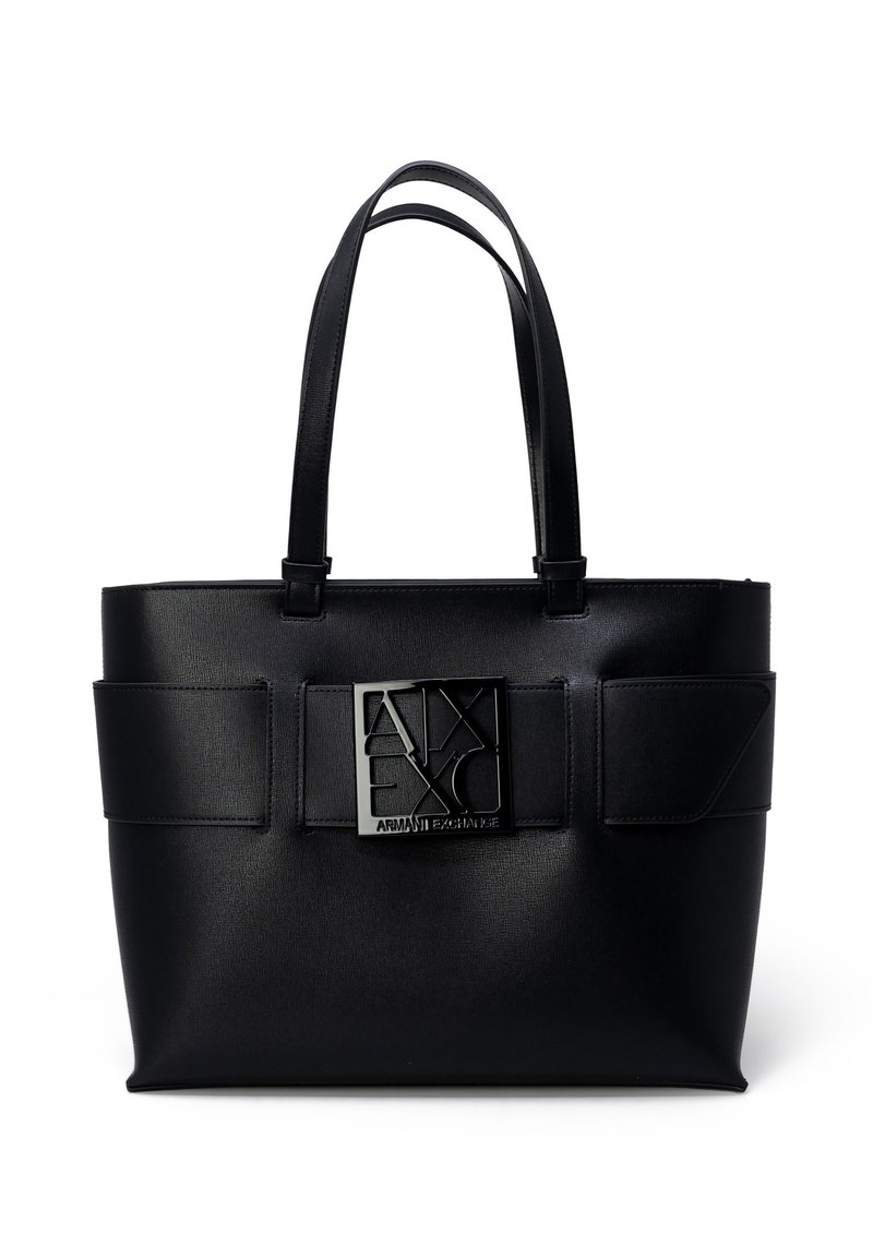 Borsa a tracolla nera realizzata in materiale sintetico testurizzato, con due manici e una vistosa placca con logo nero sulla parte anteriore, caratterizzata da un design piatto.