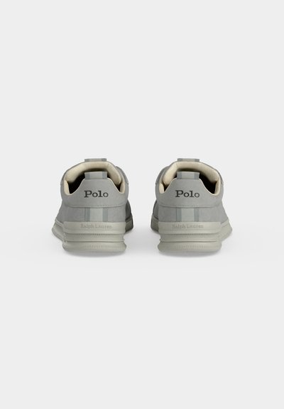 Ζευγάρι γκρι αθλητικά παπούτσια Polo Ralph Lauren, σε άποψη από πίσω, με επενδυμένους γιακάδες και υφασμένες λαστιχένιες σόλες σε λευκό φόντο.