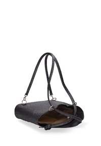 Borsa nera con texture, finitura liscia, doppio manico, base arrotondata e rivestimento interno visibile. Presenta dettagli metallici.