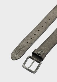 Grijze leren riem met een gestructureerd oppervlak, een zilverkleurige metalen gesp en meerdere verstelgaten. Aangevuld met een logo op de riem.