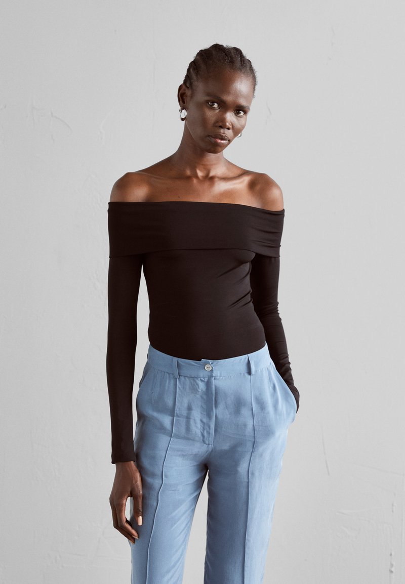 Materiel CAPE SLEEVE BODY - Trükipildiga T-särk - black