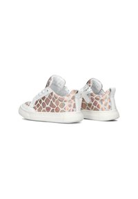 Weiße Sneaker mit einem metallischen, pinken Schuppenmuster, strukturierten Seiten und weißen Gummisohlen mit kontrastierenden Schnürsenkeln und Rückenschlaufen.