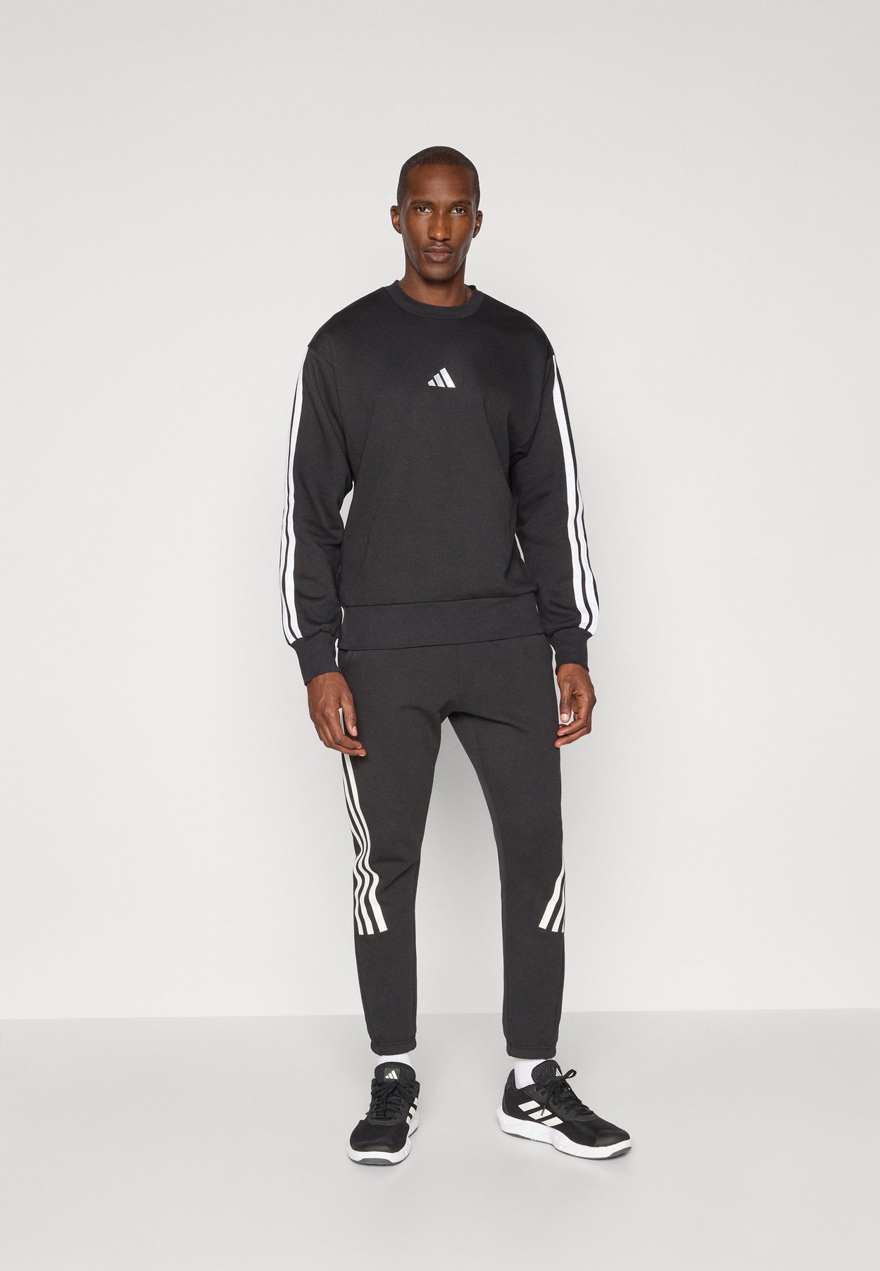 ESSENTIALS THREE STRIPES FLEECE