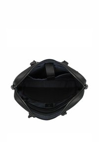 Borsa in pelle nera con zip aperta. All'interno presenta una fodera scura e una tasca organizzatrice con elastici. Texture liscia, design essenziale.