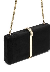 Clutch bag rettangolare in suede nero con silhouette piatta, caratterizzata da una forte chiusura metallica dorata e una tracolla in catena dorata.