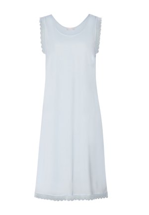 Lyseblå ærmeløs kjole lavet af blødt stof, med bølget blonder ved skuldrene og kanten, i en afslappet A-formet silhuet.