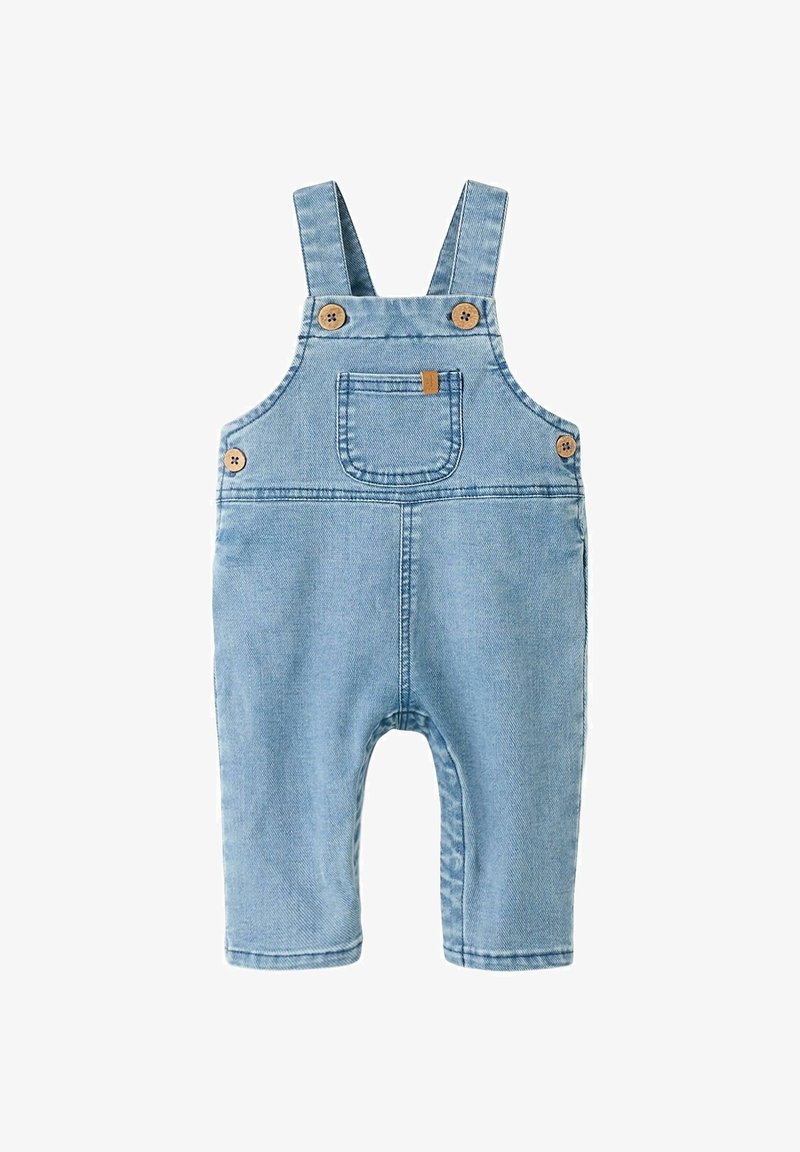 Salopette bébé en denim bleu clair avec une poche avant et des boutons en bois sur les bretelles et les côtés, présentée sur un fond blanc.
