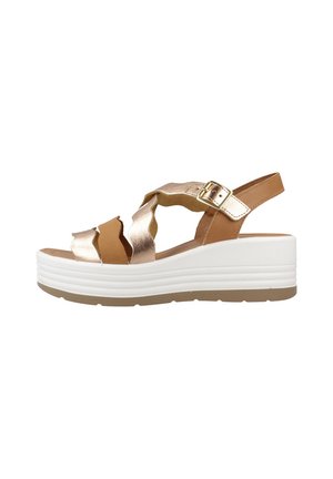 Sandali con zeppa caratterizzati da un design a strappo metallico oro, accenti marroni, chiusura con fibbia e una spessa suola platform bianca.
