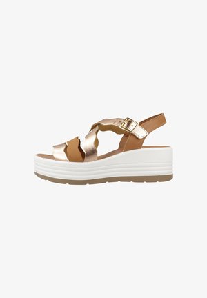 Sandali con zeppa caratterizzati da un design a strappo metallico oro, accenti marroni, chiusura con fibbia e una spessa suola platform bianca.
