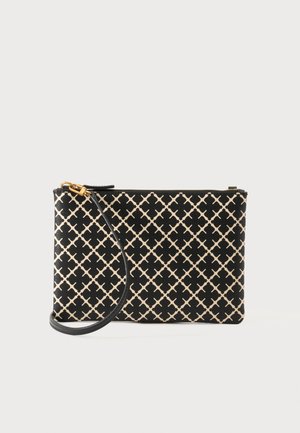 Clutch rectangular negro con un estampado geométrico en color crema, herrajes dorados en la cremallera y una larga correa negra para la muñeca, sobre un fondo liso.