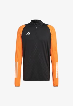 Schwarzer athletischer Pullover mit einem Viertelreißverschluss, orangefarbenen Ärmeln und weißen drei Streifen Akzenten. Verfügt über ein strukturiertes Design am Körper.
