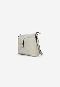 Bolso cruzado de cuero gris claro con patrones bordados coloridos, que cuenta con una solapa frontal, cierre con cremallera y correa ajustable.