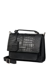 Borsa a mano in pelle nera con motivo coccodrillo, dotata di un'etichetta removibile, patta frontale, manico superiore e tracolla regolabile. Caratterizzata da una texture liscia.