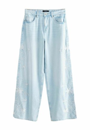 Jean en denim bleu clair à jambes larges, présentant une broderie florale sur les côtés, avec une coupe décontractée et une fermeture à boutons.