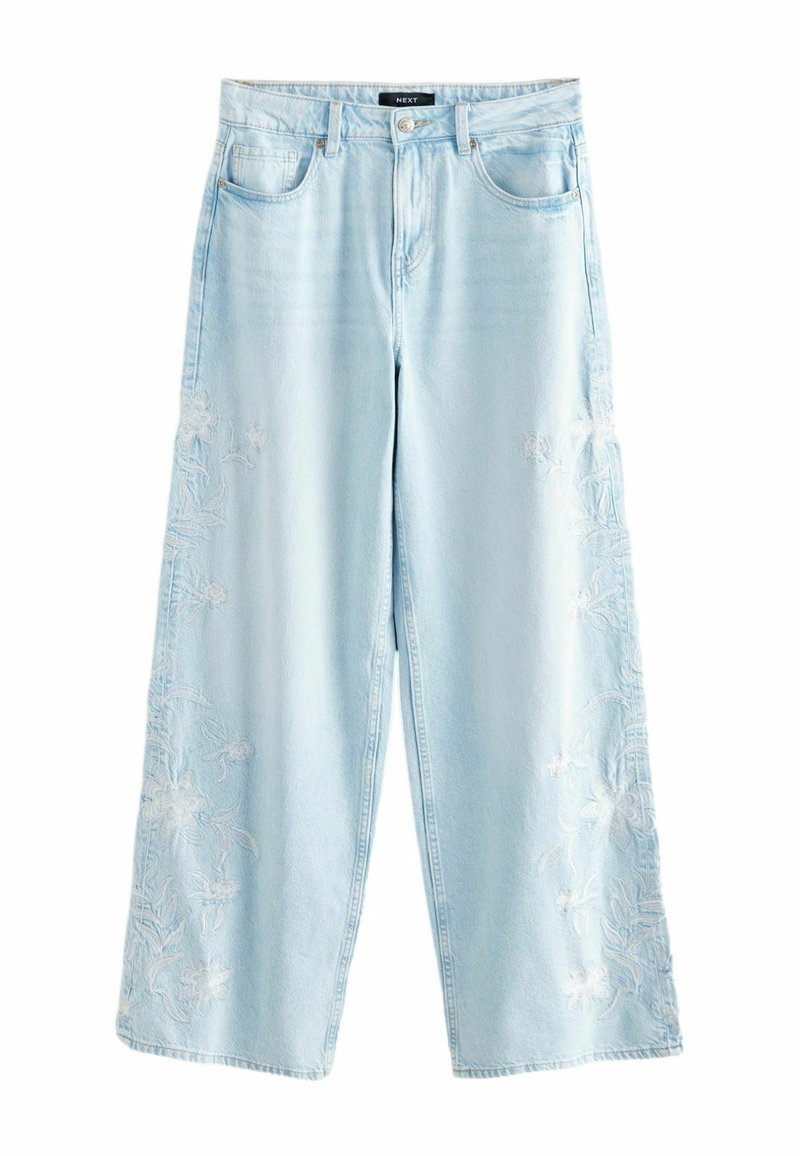 Jeans de mezclilla de un azul claro, de pierna ancha, con bordado floral en los laterales, con un corte relajado y cierre frontal de botón.