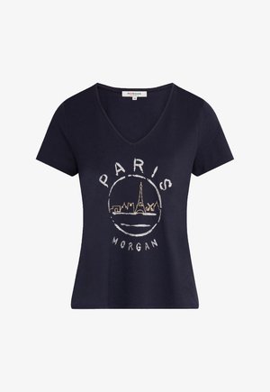 T-shirt en coton bleu marine avec un col en V, présentant un graphique blanc et doré de la skyline de Paris et le texte "PARIS MORGAN." Manches courtes.