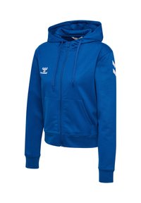 Blauwe hoodie met ritssluiting gemaakt van een katoenmengsel, voorzien van een buidelzak, capuchon met trekkoord en witte logo- en chevronaccenten op de mouwen.
