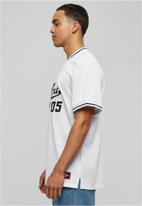 FUBU VARSITY MESH - Apdrukāts T-krekls - white/black