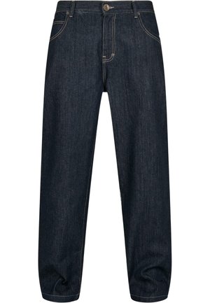 Tamsiai mėlyni džinsai su tiesiu kirpimu, turintys kontrastingus siūlus, penkių kišenių dizainą ir sagos uždarymą juosmens zonoje.