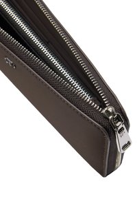Brązowy skórzany portfel o teksturowanej powierzchni, z zamknięciem na srebrny zamek błyskawiczny i metalowymi elementami, z dwoma przegródkami w środku.