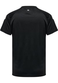 Svart treningstrøye med korte ermer, laget av jevnt, fukttransporterende stoff; har raglan-ermer og en liten logo på baksiden.