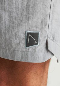 CHASIN' OMAR.S HYBRID - Kratke hlače - light grey