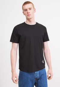 Calvin Klein Jeans - BADGE TURN UP SLEEVE - Pamata T-krekls - black Miniatūras attēls 1