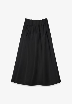 Schwarzer Rock aus glattem Stoff mit einem elastischen Bund und Falten, der ein fließendes Design aufweist und bis zur Mitte des Wadenbereichs reicht.
