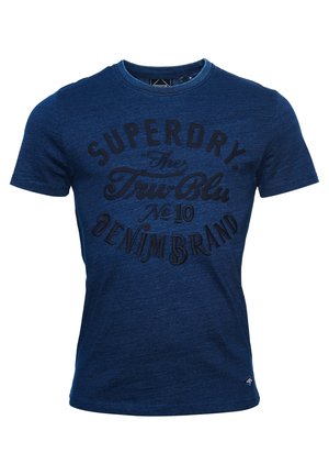 Marineblå t-shirt med korte ærmer og rund hals samt sort broderet tekst "Superdry The Tru Blu No 10 Denim Brand" på forsiden.