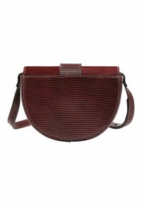 Sac à main rond bourgogne avec une finition texturée, rabat en daim lisse et bandoulière réglable. Il dispose d'une fermeture à clapet simple en haut.