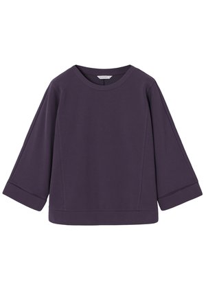 Lila hosszú ujjú felső széles ujjakkal, kerek nyakkivágással és mandzsettás végekkel, fehér háttéren bemutatva.