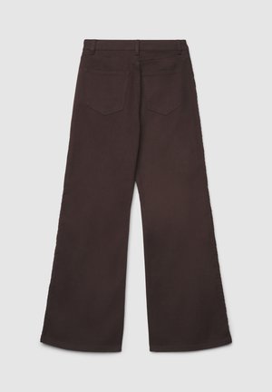 Pantalon à jambes larges en tissu marron foncé. Il présente deux poches arrière, une ceinture avec passants de ceinture et une texture lisse.