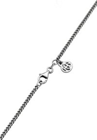 Silverfärgad kedjearmband med lobsterkrok, med en liten cirkulär berlock med utskuret mönster. Slät yta, klassisk länkdesign.