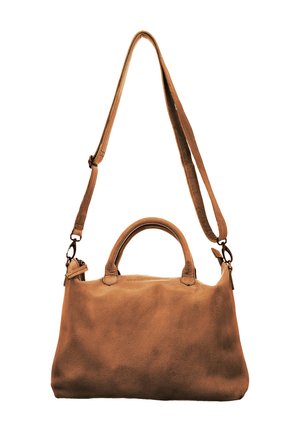 Braune Lederhandtasche mit zwei kurzen Griffen und einem verstellbaren langen Schultergurt vor weißem Hintergrund.