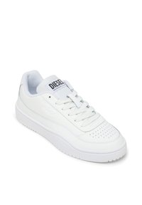 Valge nahkline sneaker, millel on tekstureeritud pind, ümmargune varvas, perforatsioonid õhuringluse jaoks ja brändi silt keelel. Kummi tald haardeks.