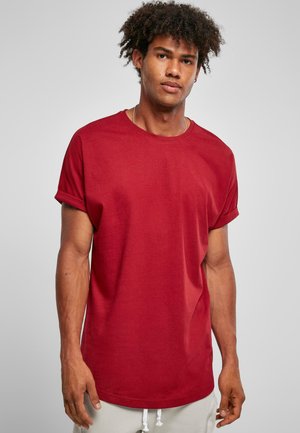 Rotes Kurzarm-T-Shirt mit Rundhalsausschnitt, aus einem glatten Stoff, mit aufgerollten Ärmeln und einer lockeren Passform.