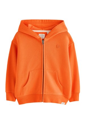 Svetlo oranžová mikina na zips s kapucňou, prednými vreckami, rebrovanými manžetami a malým vyšitým logom na ľavej strane hrude.