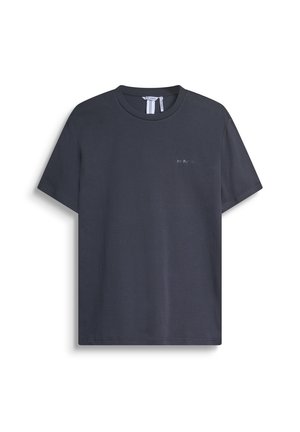 Tamno siva pamučna majica s okruglim izrezom, kratkim rukavima i suptilnim otisnutim logom na prsima. Glatka tekstura, opušteni kroj.