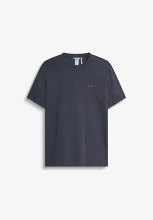 Tamno siva pamučna majica s okruglim izrezom, kratkim rukavima i suptilnim otisnutim logom na prsima. Glatka tekstura, opušteni kroj.