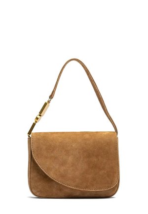 Borsa a tracolla in suede marrone con pattina curva e ferratura rettangolare color oro sulla tracolla, su sfondo bianco.