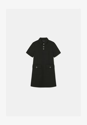 Rochie scurtă neagră cu mâneci scurte, având un guler colorat, dotată cu trei nasturi și două buzunare frontale cu accente pătrate.