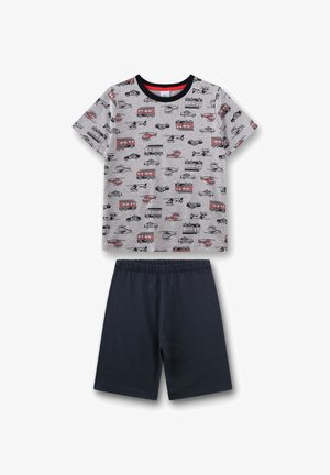 Kinder-Zweiteiler mit grauem Kurzarmshirt, bedruckt mit roten und schwarzen Einsatzfahrzeugen, und einfarbigen dunkelblauen Shorts mit elastischem Bund.