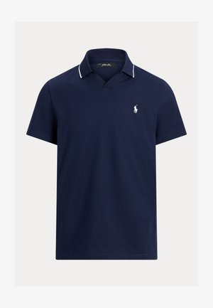 Polo azul marino de manga corta con ribete blanco en el cuello y logo blanco bordado en el pecho izquierdo.