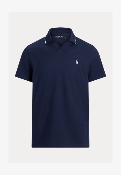 Μπλε ναυτικό μπλουζάκι πόλο με κοντά μανίκια, λευκή επένδυση στο γιακά και λευκό κεντητό λογότυπο στο αριστερό στήθος.