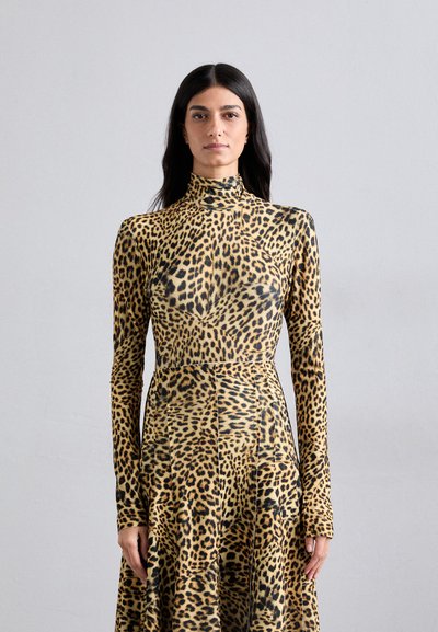Langärmeliges Kleid mit hohem Kragen im Leopardenmuster, das einen taillierten Oberteil und einen fließenden Rock hat, gefertigt aus einem glatten, elastischen Stoff.