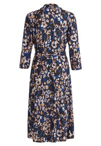 Leopardmönstrad klänning i blått, brunt och svart. Har långa  ärmar, midjebälte och ett flödande material. Halvlång design.