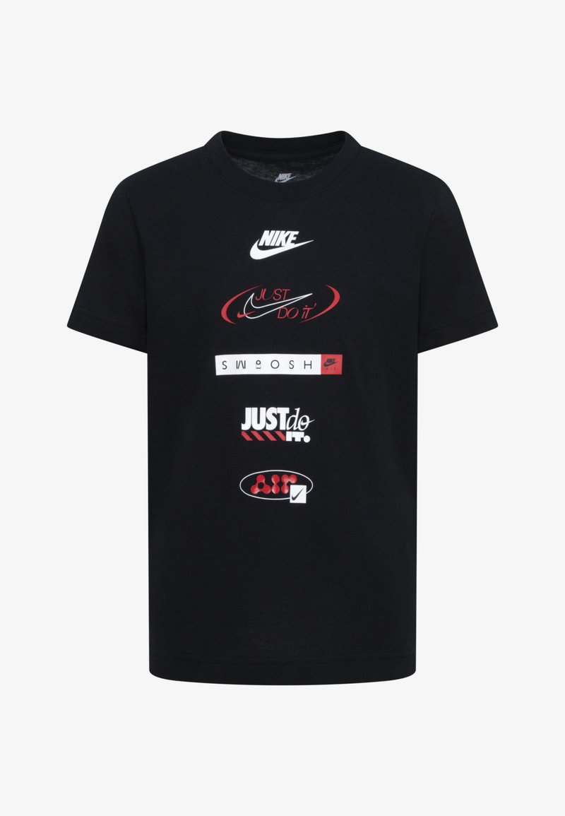 Črna bombažna majica s kratkimi rokavi, ki prikazuje več logotipov in sloganov Nike v beli in rdeči barvi, vključno s "Just Do It" in "Swoosh." Ovratnik z okroglo obliko.